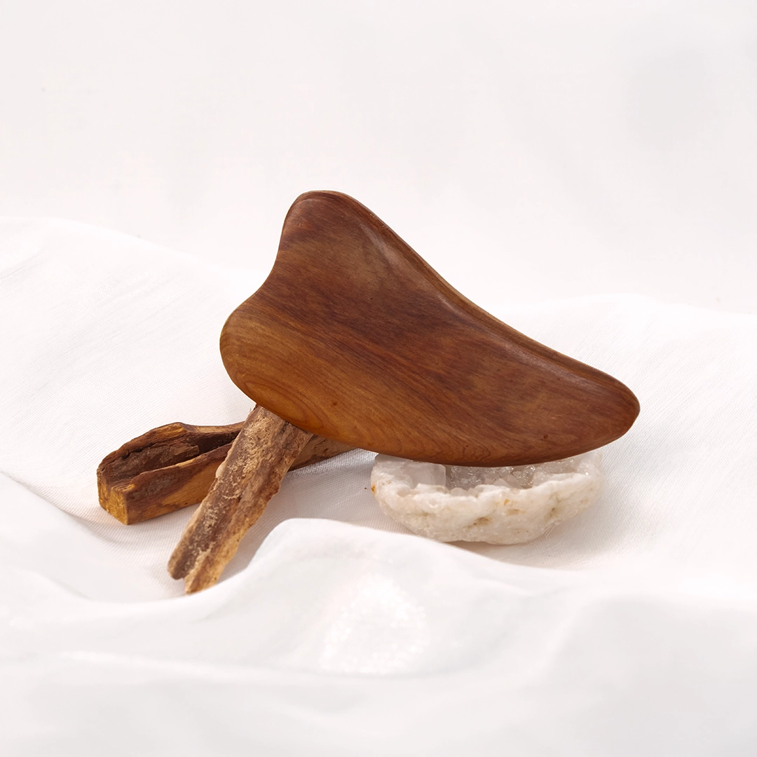 Lingscent 曲線按摩刮痧板，檀木質感與人體工學修型