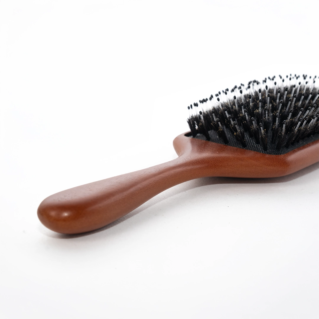 Lingscent 豬鬃毛按摩梳木質把手細節，人體工學設計手感溫潤