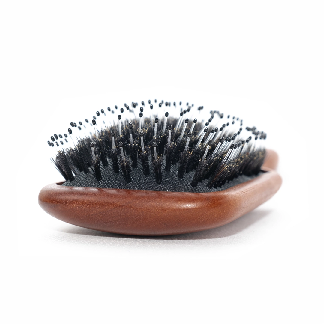 高品質天然豬鬃毛細部，有效撫平毛躁、減少靜電的護髮神器